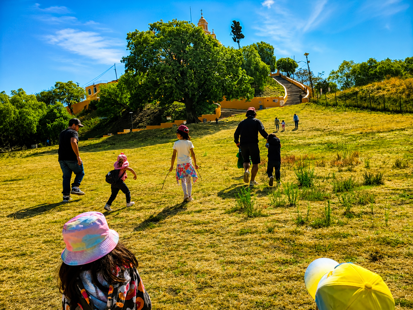 Niños caminando en una salida al aire libre organizada por Tlaollin, escuela Waldorf Cholula