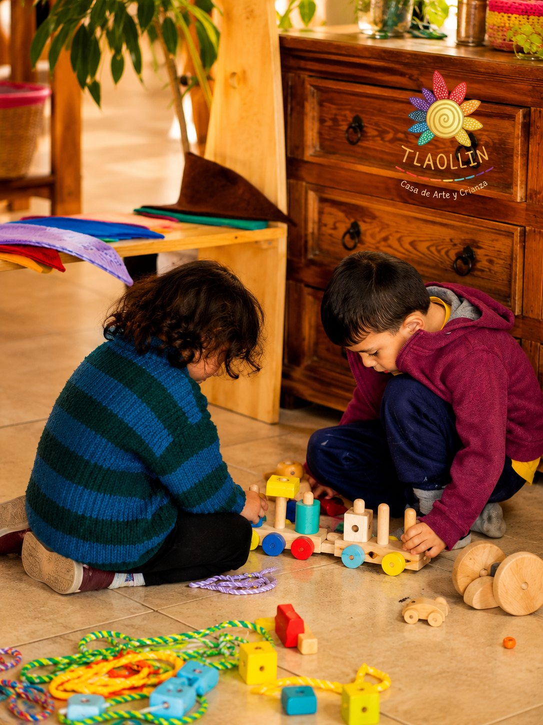 Niños jugando con juguetes de madera en un salón de Tlaollin, escuela Waldorf Cholula