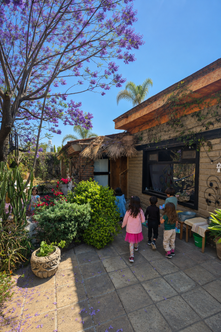 Niños caminando en el jardín de Tlaollin, escuela Waldorf Cholula, rodeados de naturaleza y juego libre