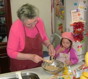Niños amasando en la cocina, aprendizaje a través del juego