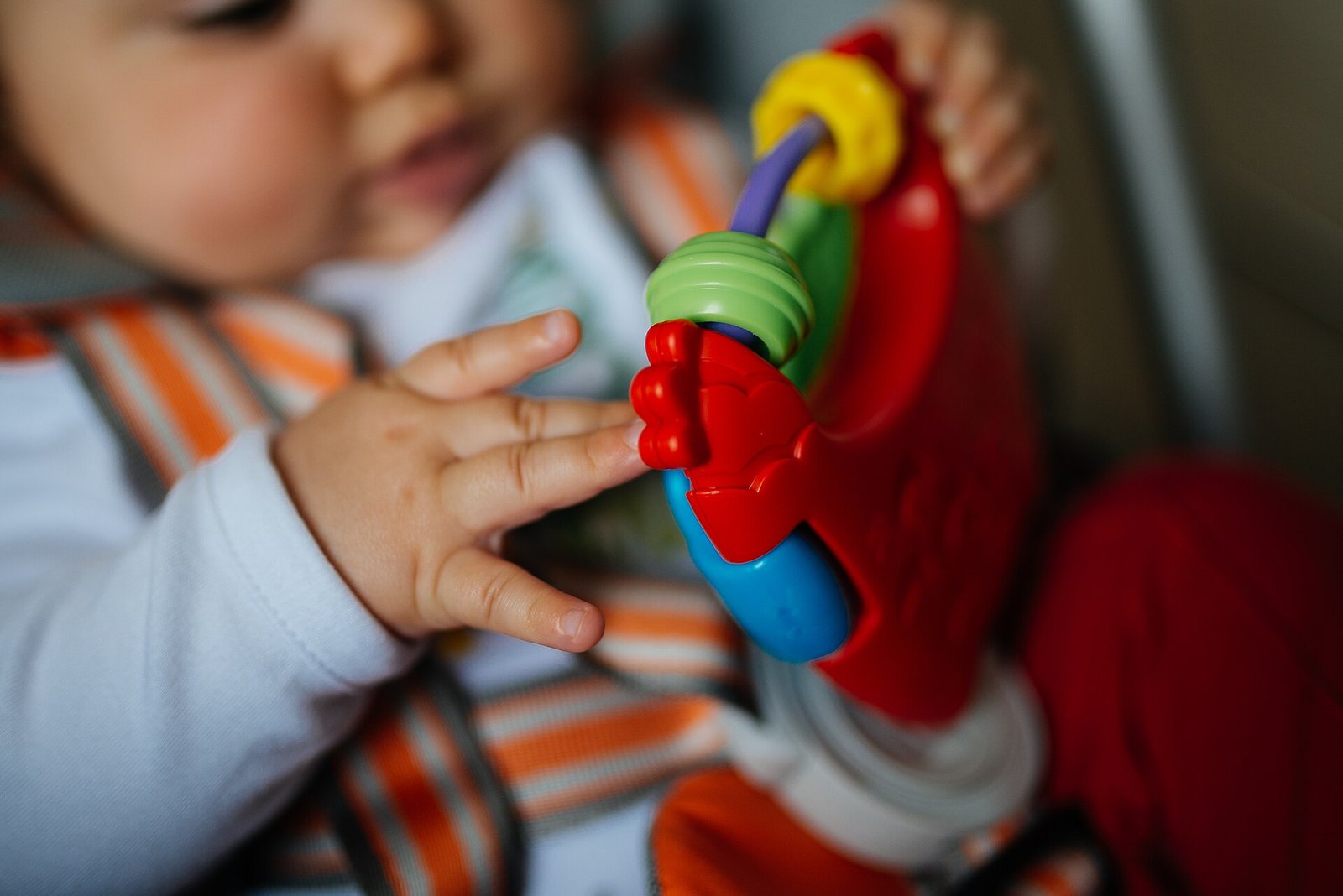 Niña en juego sensorial propio de la primera infancia