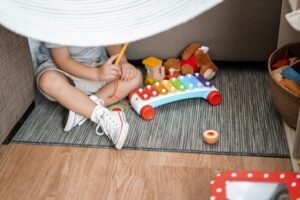 Maternal Cholula: niño pequeño jugando con un xilófono de madera